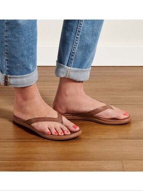 OluKai Honu Leather Thong Sandals Brown Women's Size 11